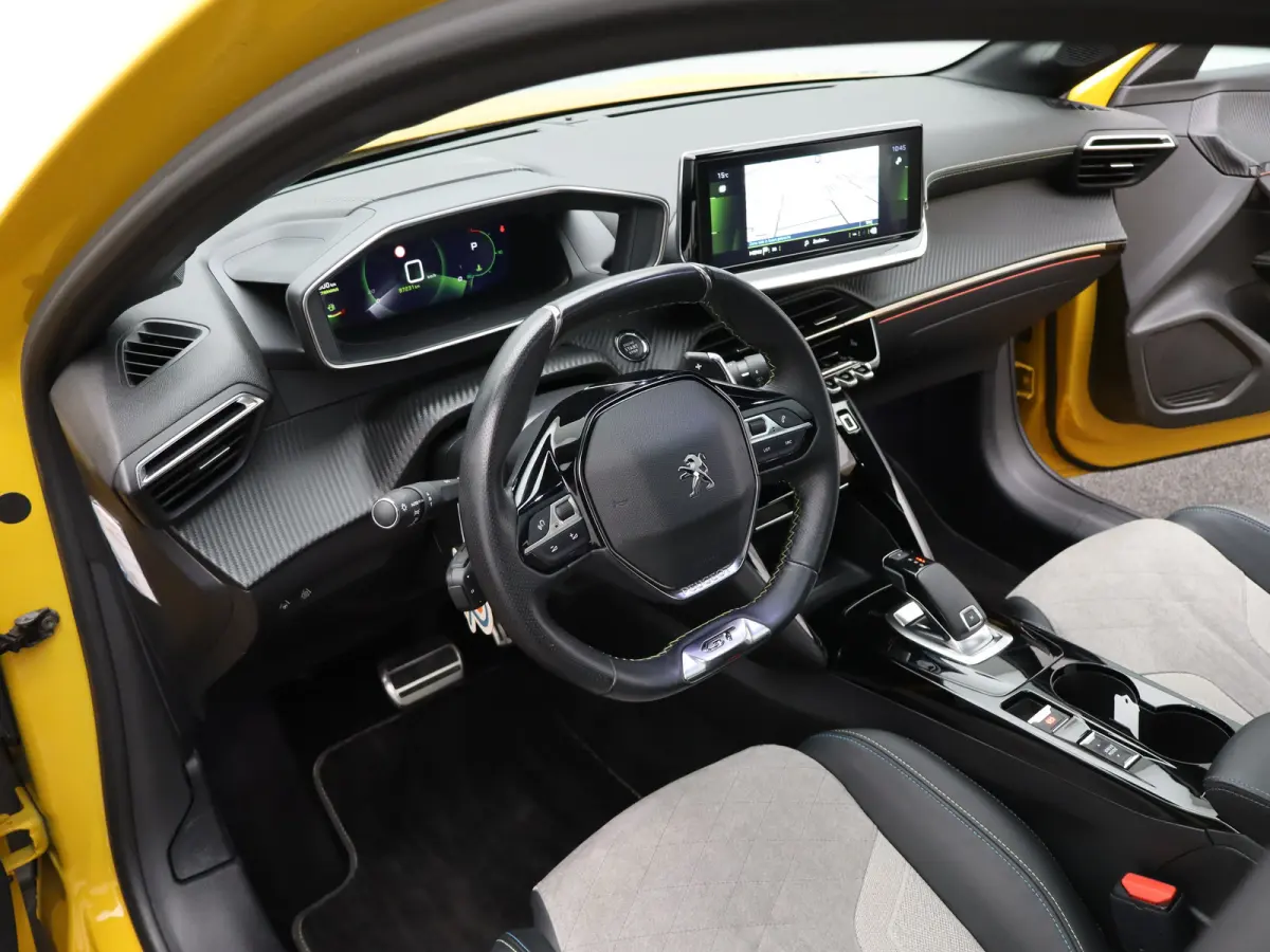 1.2 PureTech GT Pack | Automaat | Carplay | Pano dak | Camera | Adaptieve cruise | Stoelverwarming | Navi |