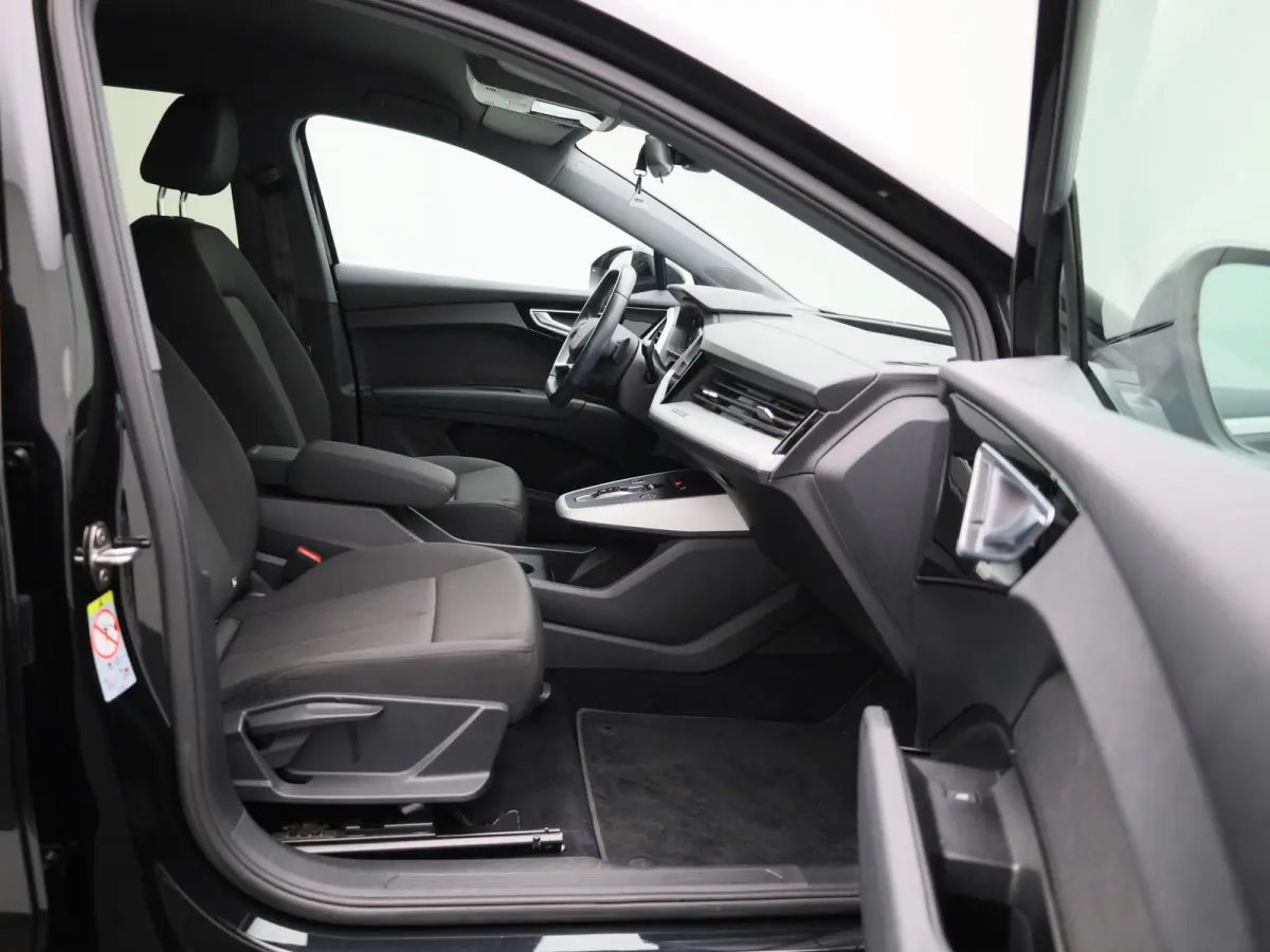 40 Advanced 77 kWh 204 PK | Automaat | Navigatie | Cruise control | Stoelverwarming | Privacy glas | Lichtmetalen velgen |