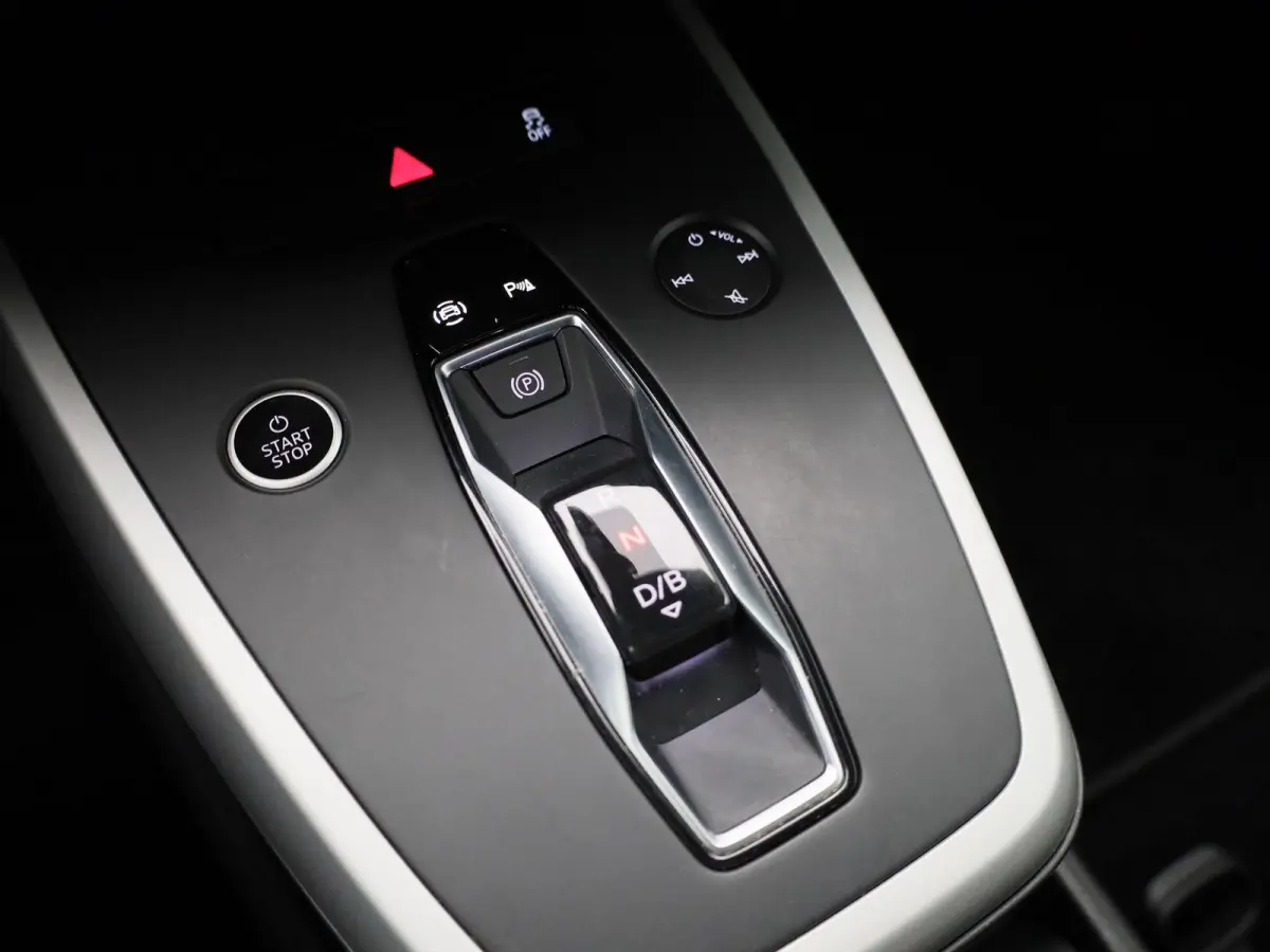 40 Advanced 77 kWh 204 PK | Automaat | Navigatie | Cruise control | Stoelverwarming | Privacy glas | Lichtmetalen velgen |