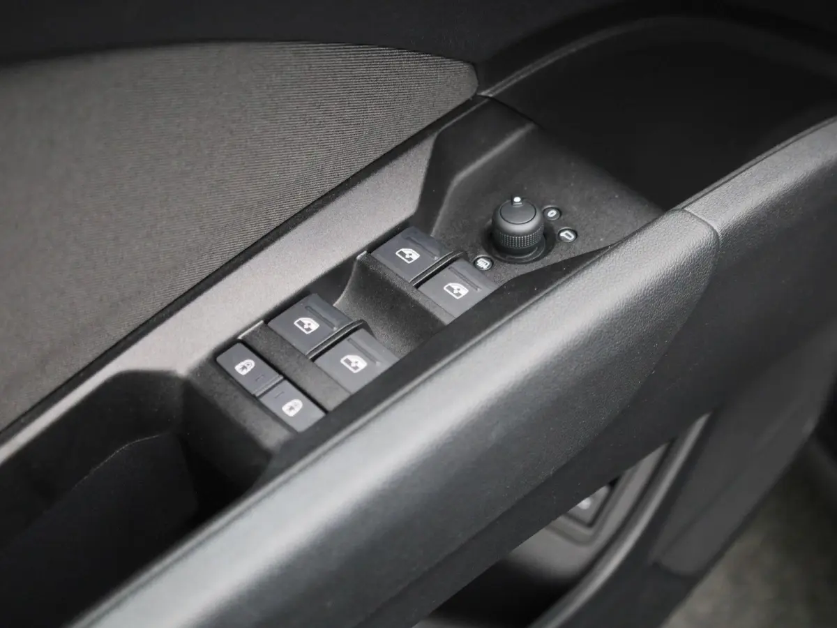 40 Advanced 77 kWh 204 PK | Automaat | Navigatie | Cruise control | Stoelverwarming | Privacy glas | Lichtmetalen velgen |