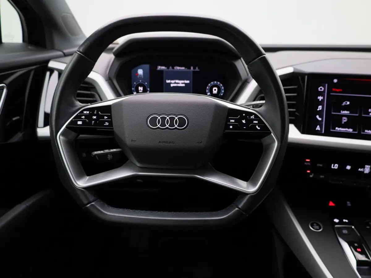 40 Advanced 77 kWh 204 PK | Automaat | Navigatie | Cruise control | Stoelverwarming | Privacy glas | Lichtmetalen velgen |