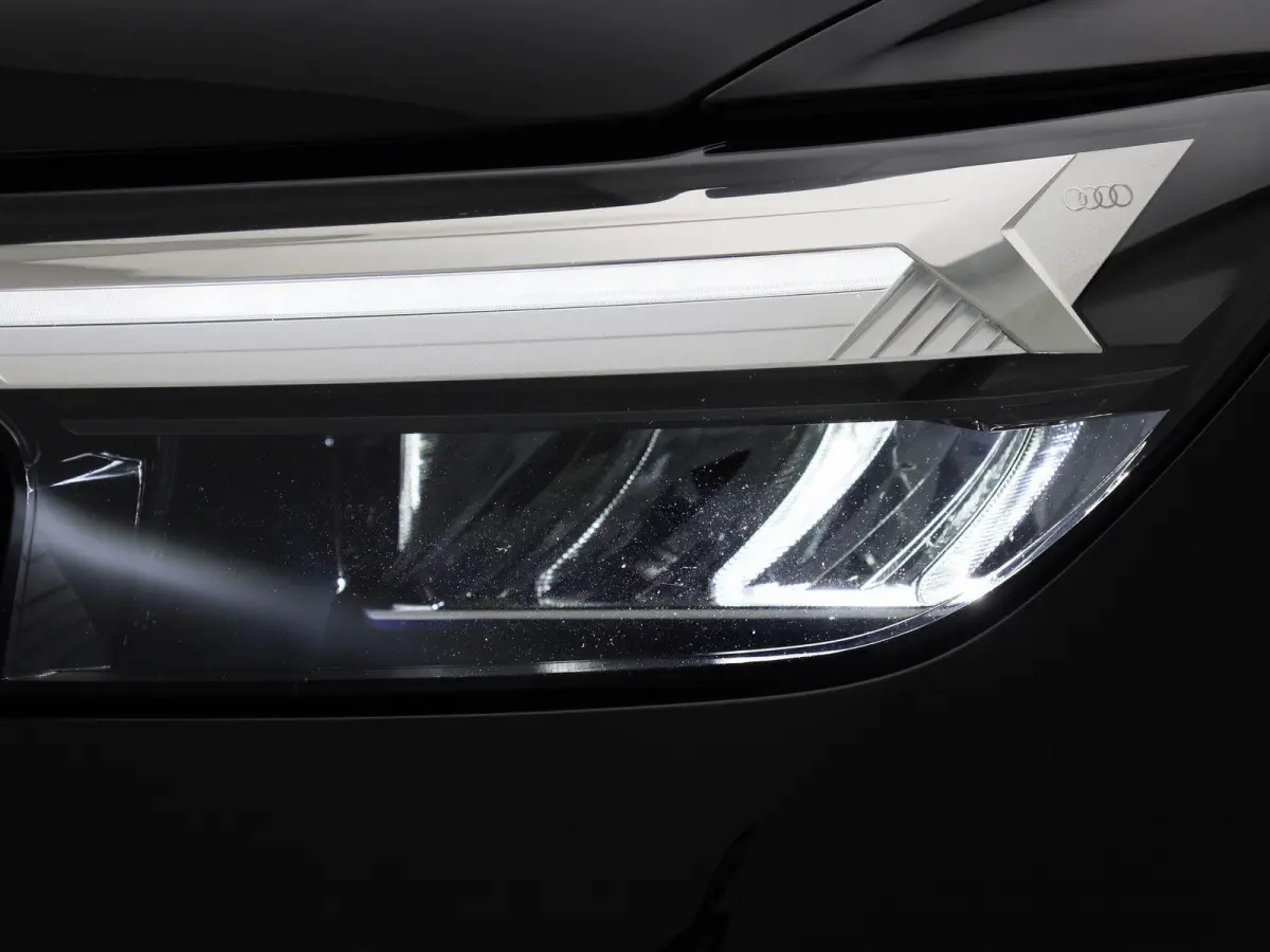 40 Advanced 77 kWh 204 PK | Automaat | Navigatie | Cruise control | Stoelverwarming | Privacy glas | Lichtmetalen velgen |