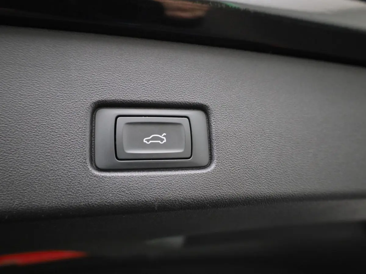 40 Advanced 77 kWh 204 PK | Automaat | Navigatie | Cruise control | Stoelverwarming | Privacy glas | Lichtmetalen velgen |