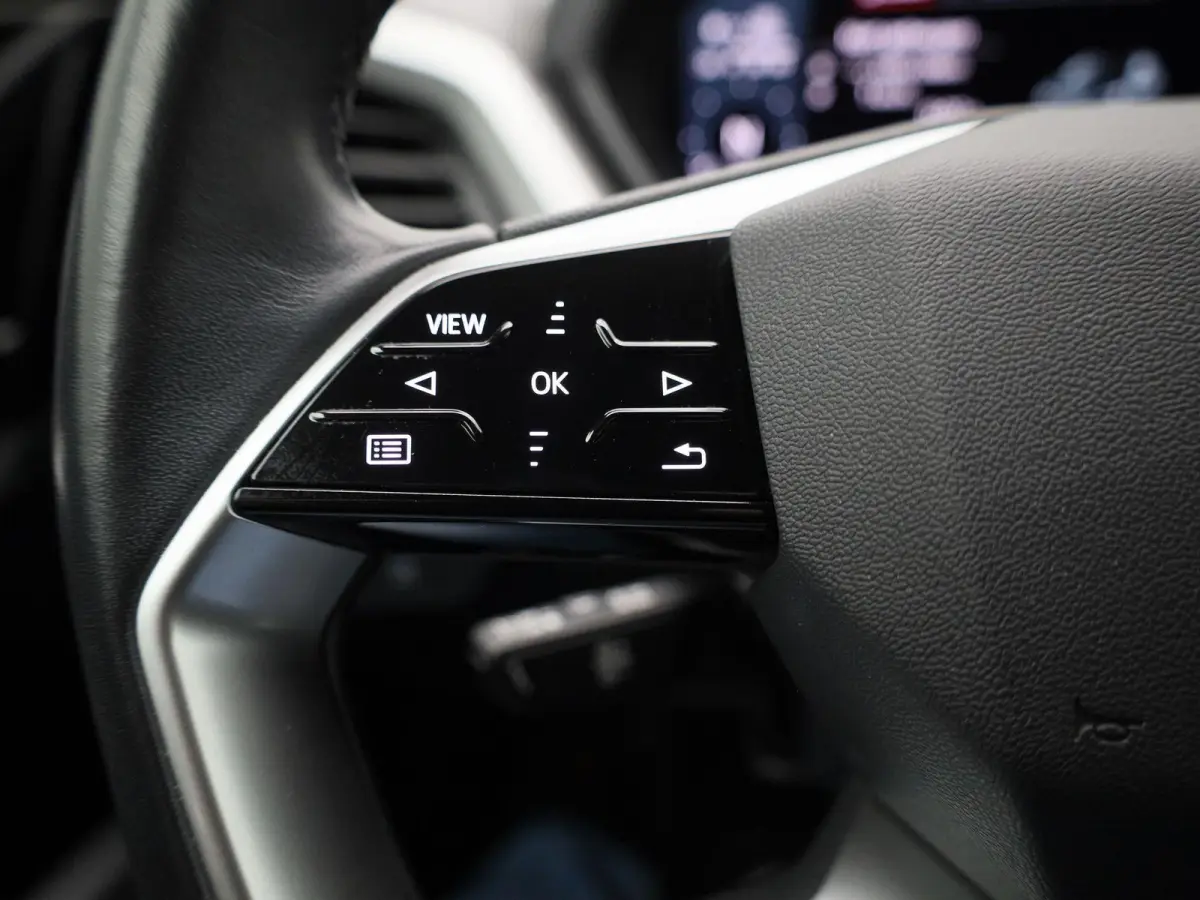 40 Advanced 77 kWh 204 PK | Automaat | Navigatie | Cruise control | Stoelverwarming | Privacy glas | Lichtmetalen velgen |