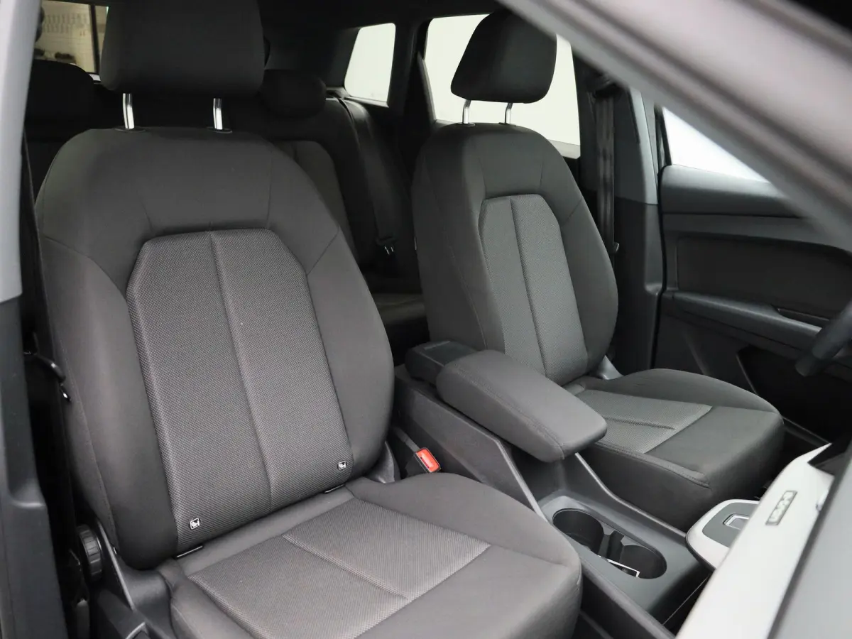 40 Advanced 77 kWh 204 PK | Automaat | Navigatie | Cruise control | Stoelverwarming | Privacy glas | Lichtmetalen velgen |
