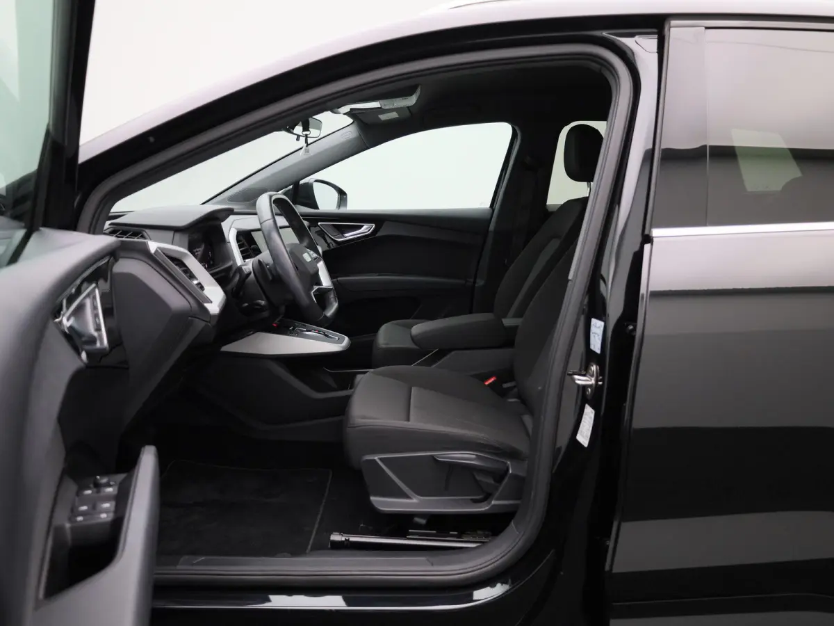 40 Advanced 77 kWh 204 PK | Automaat | Navigatie | Cruise control | Stoelverwarming | Privacy glas | Lichtmetalen velgen |