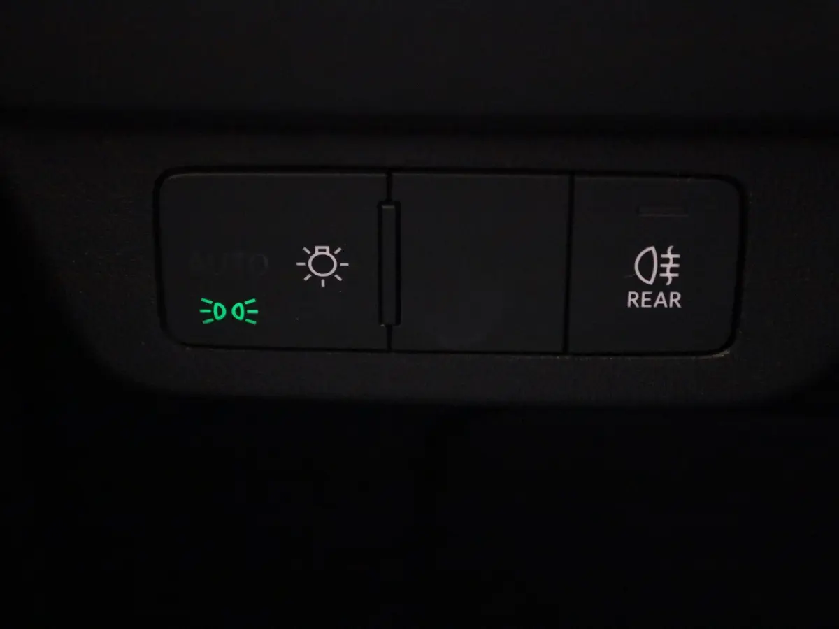 40 Advanced 77 kWh 204 PK | Automaat | Navigatie | Cruise control | Stoelverwarming | Privacy glas | Lichtmetalen velgen |