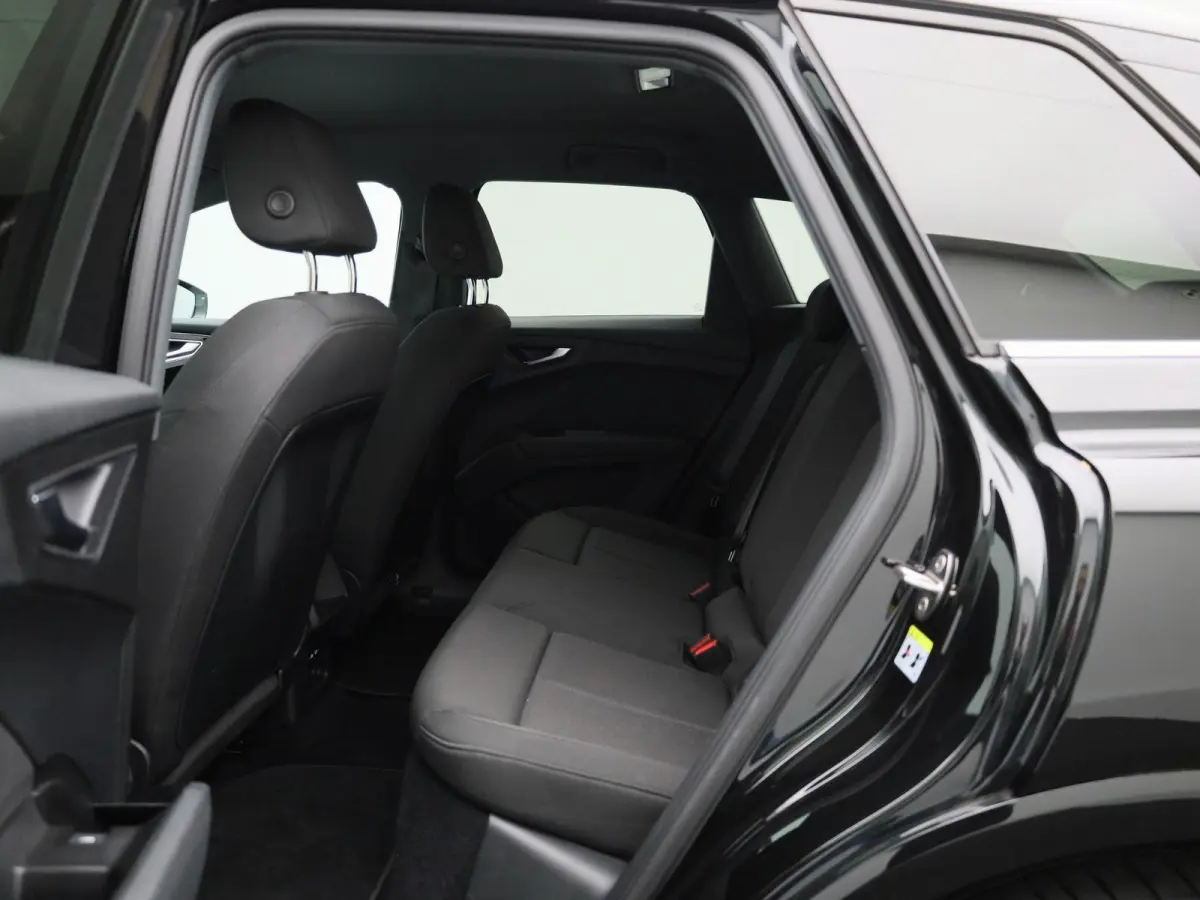 40 Advanced 77 kWh 204 PK | Automaat | Navigatie | Cruise control | Stoelverwarming | Privacy glas | Lichtmetalen velgen |