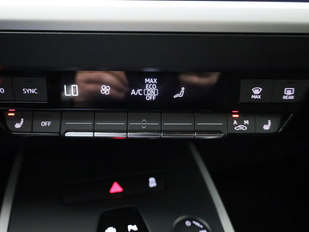 40 Advanced 77 kWh 204 PK | Automaat | Navigatie | Cruise control | Stoelverwarming | Privacy glas | Lichtmetalen velgen |