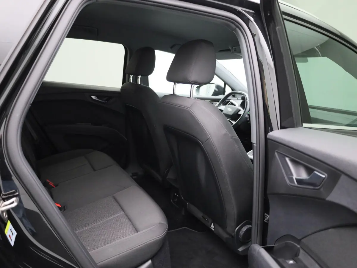40 Advanced 77 kWh 204 PK | Automaat | Navigatie | Cruise control | Stoelverwarming | Privacy glas | Lichtmetalen velgen |