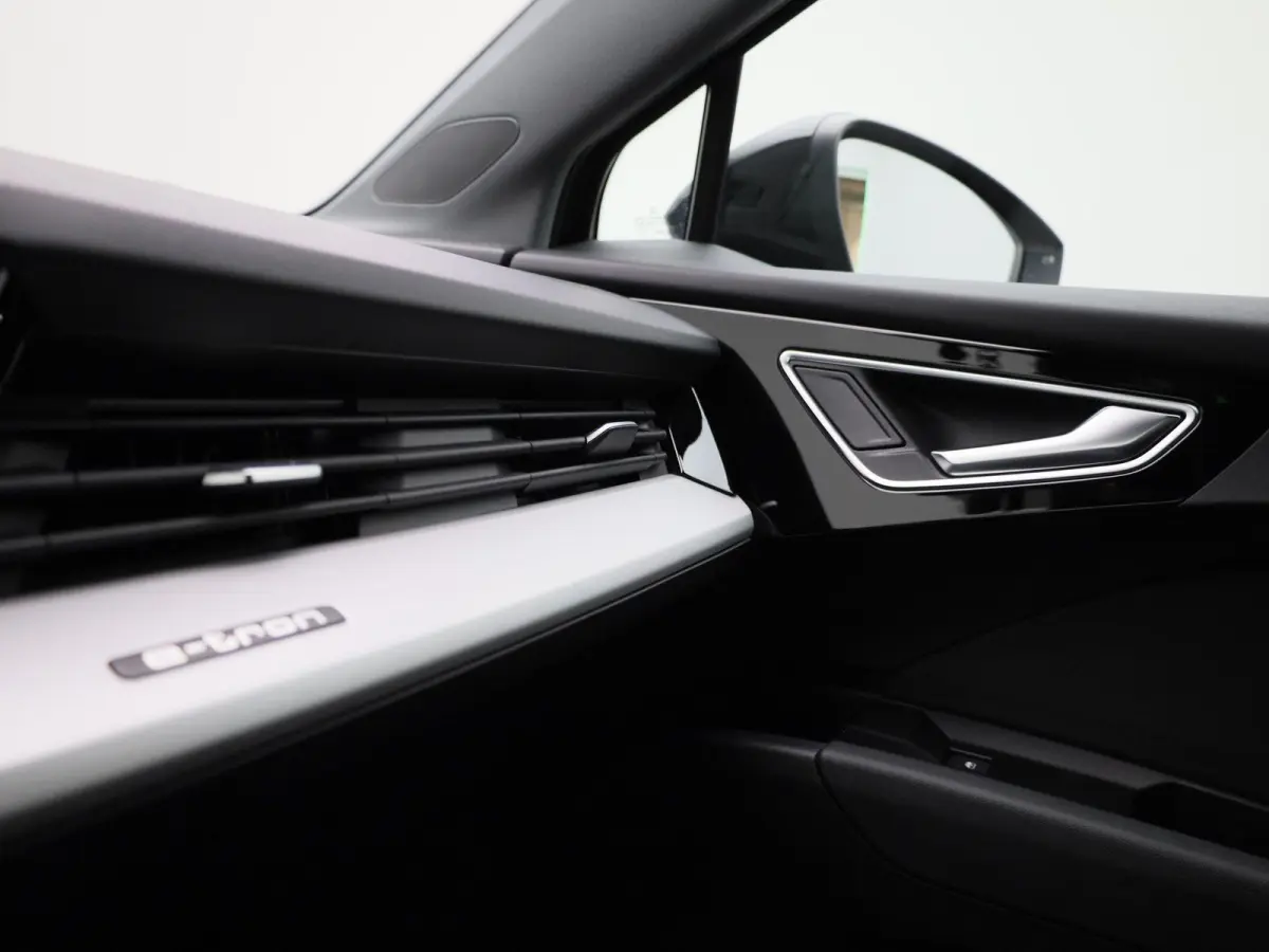 40 Advanced 77 kWh 204 PK | Automaat | Navigatie | Cruise control | Stoelverwarming | Privacy glas | Lichtmetalen velgen |