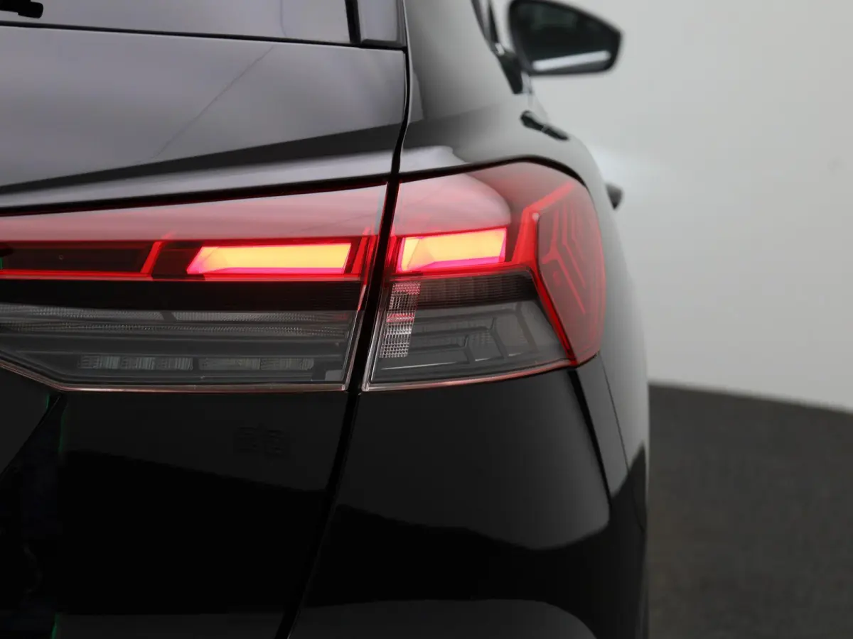 40 Advanced 77 kWh 204 PK | Automaat | Navigatie | Cruise control | Stoelverwarming | Privacy glas | Lichtmetalen velgen |