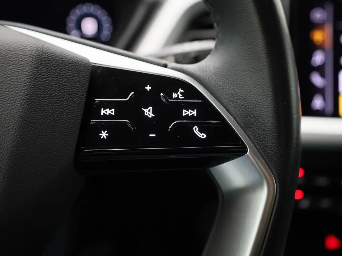 40 Advanced 77 kWh 204 PK | Automaat | Navigatie | Cruise control | Stoelverwarming | Privacy glas | Lichtmetalen velgen |