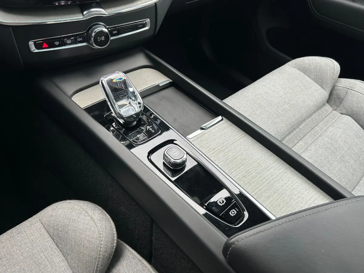 T8 Plug-in hybrid AWD Ultimate Dark | Uniek! | SoH 99% | Luchtvering | HU-Display | Wool Blend | 360 camera | Harman/Kardon |