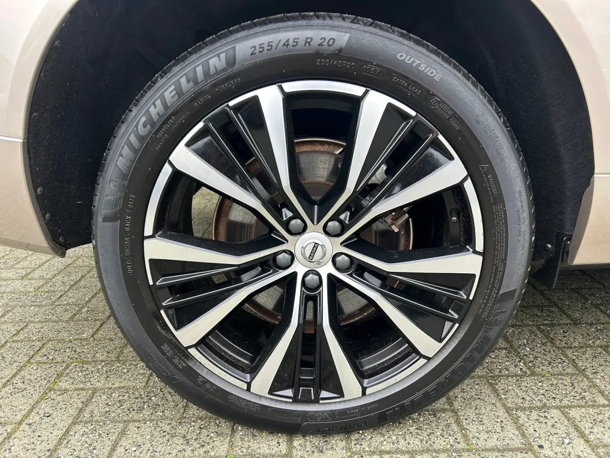 T8 Plug-in hybrid AWD Ultimate Dark | Uniek! | SoH 99% | Luchtvering | HU-Display | Wool Blend | 360 camera | Harman/Kardon |