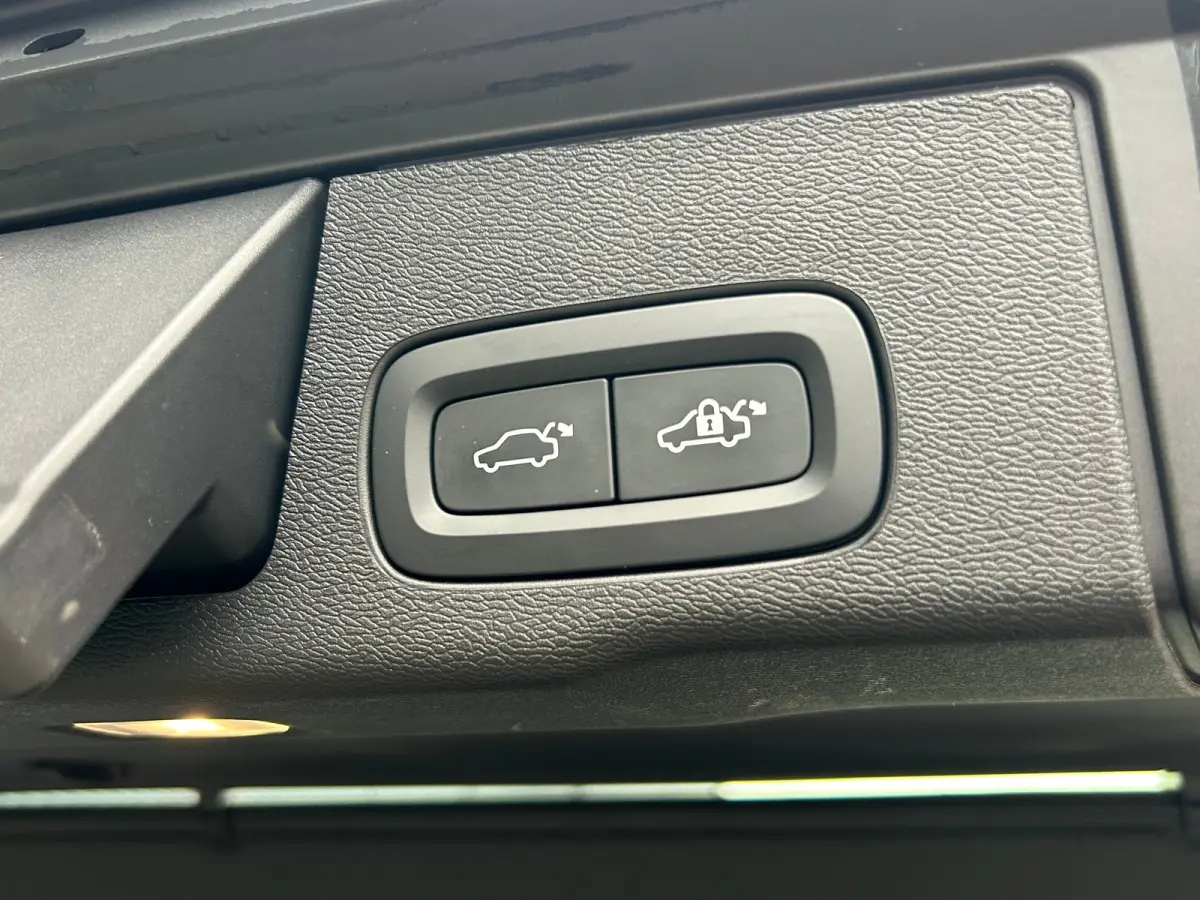 T8 Plug-in hybrid AWD Ultimate Dark | Uniek! | SoH 99% | Luchtvering | HU-Display | Wool Blend | 360 camera | Harman/Kardon |