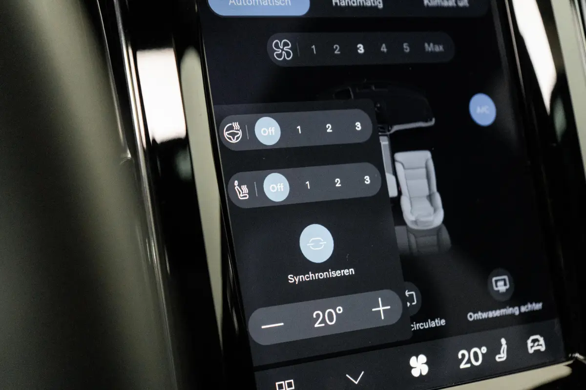 T8 Plug-in hybrid AWD Ultimate Dark | Uniek! | Luchtvering | HU-Display | Wool Blend | 360 camera | Harman/Kardon |
