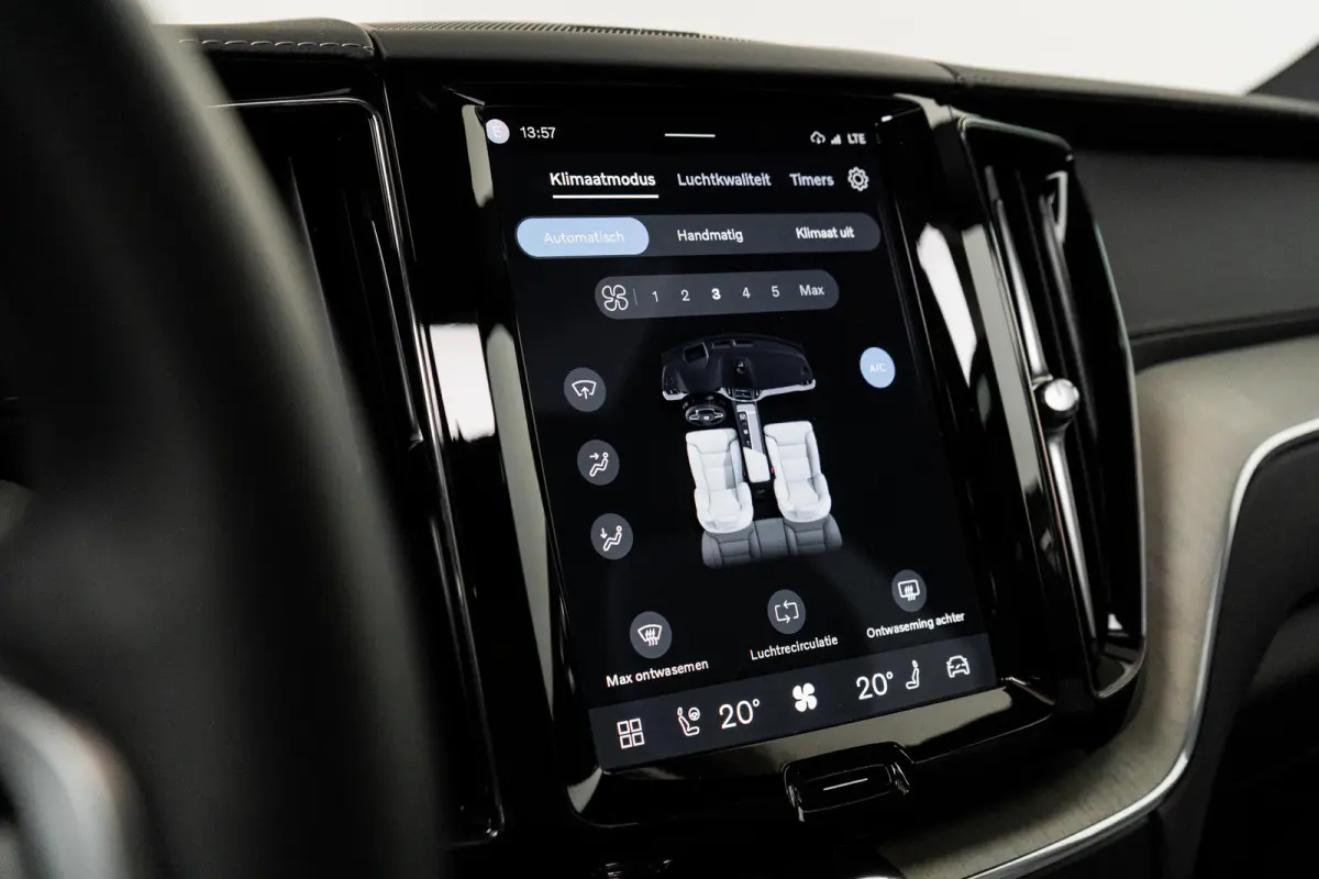 T8 Plug-in hybrid AWD Ultimate Dark | Uniek! | Luchtvering | HU-Display | Wool Blend | 360 camera | Harman/Kardon |