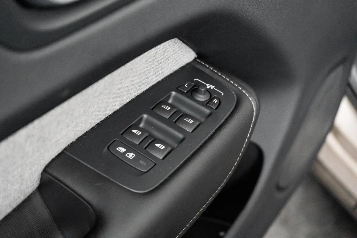 T8 Plug-in hybrid AWD Ultimate Dark | Uniek! | Luchtvering | HU-Display | Wool Blend | 360 camera | Harman/Kardon |