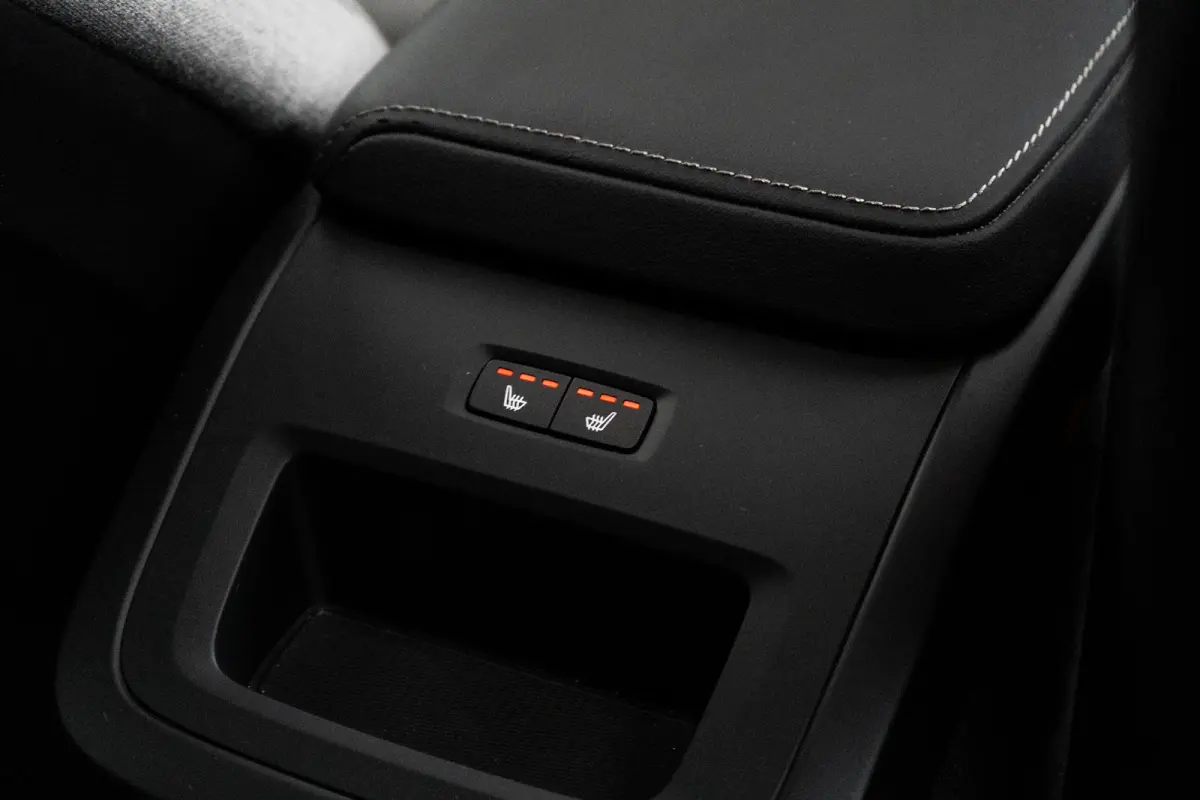 T8 Plug-in hybrid AWD Ultimate Dark | Uniek! | Luchtvering | HU-Display | Wool Blend | 360 camera | Harman/Kardon |