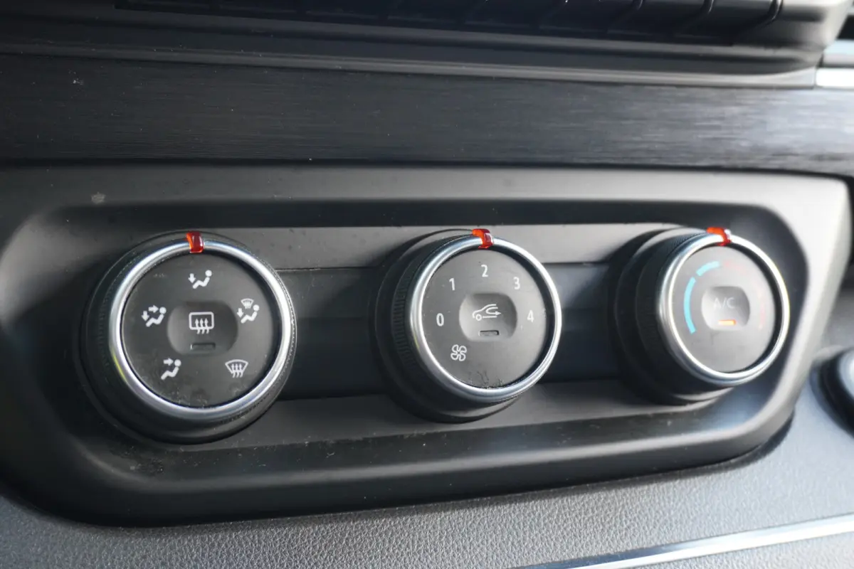 2.0 Blue dCi 130PK - Airco - Navi - Cruise - €14.950,- Excl.