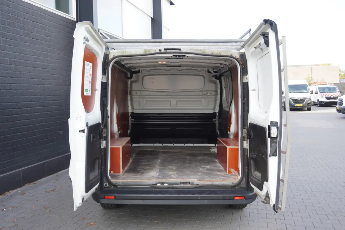 2.0 Blue dCi 130PK - Airco - Navi - Cruise - €14.950,- Excl.