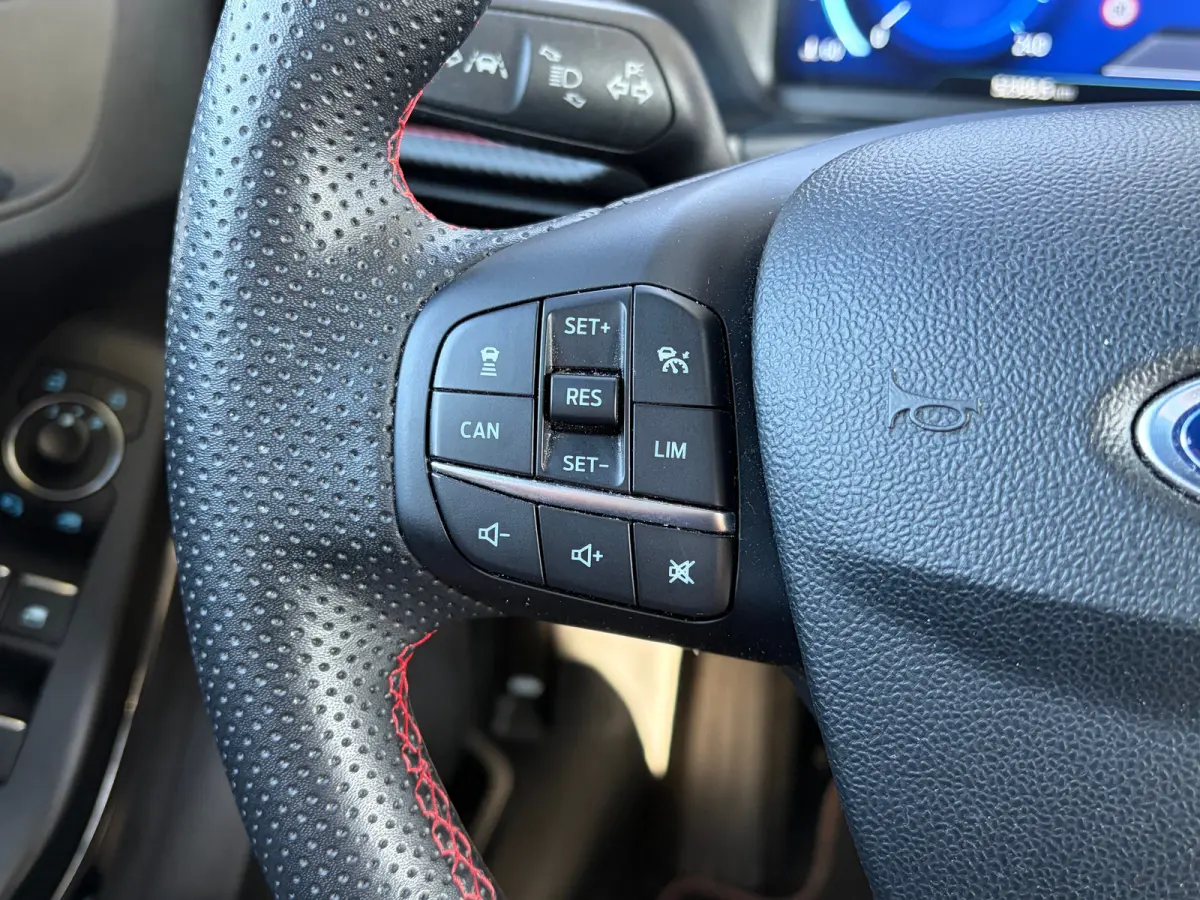 1.0 125 PK ST-Line X | ADAPTIEVE CRUISE CONTROL| DODEHOEK DETECTIE| CAMERA + PARKEERSENSOREN V+A| B&O SOUND| STUUR, STOEL EN VOORRUITVERWARMING| HALF LEER/HALF STOF| FULL LED| NAVIGATIE + AP