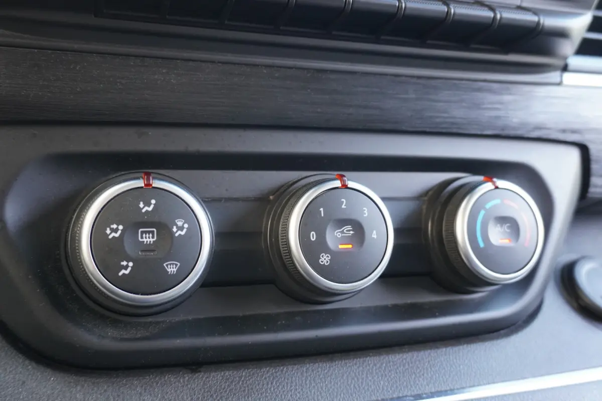 2.0 Blue dCi 130PK - Airco - Navi - Cruise - €16.900,- Excl.