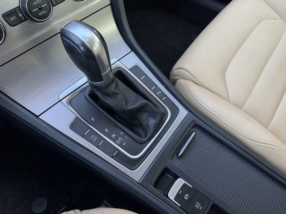 1.0 TSI Connected Series Leder | Automaat