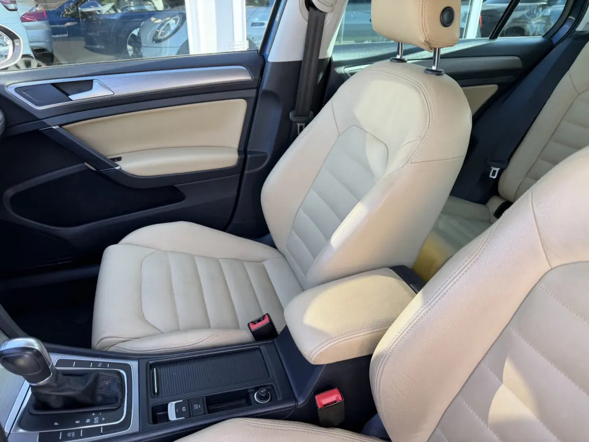 1.0 TSI Connected Series Leder | Automaat
