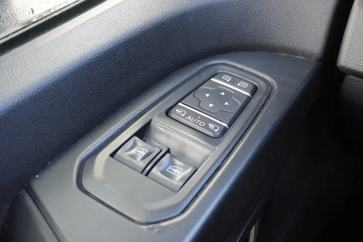 2.0 Blue dCi 130PK - Airco - Navi - Cruise - €15.900,- Excl.
