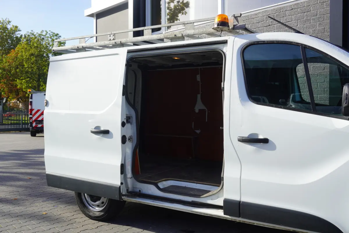 2.0 Blue dCi 130PK - Airco - Navi - Cruise - €15.900,- Excl.