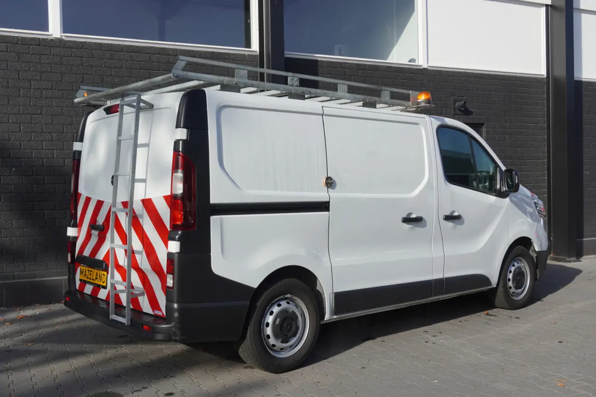 2.0 Blue dCi 130PK - Airco - Navi - Cruise - €15.900,- Excl.