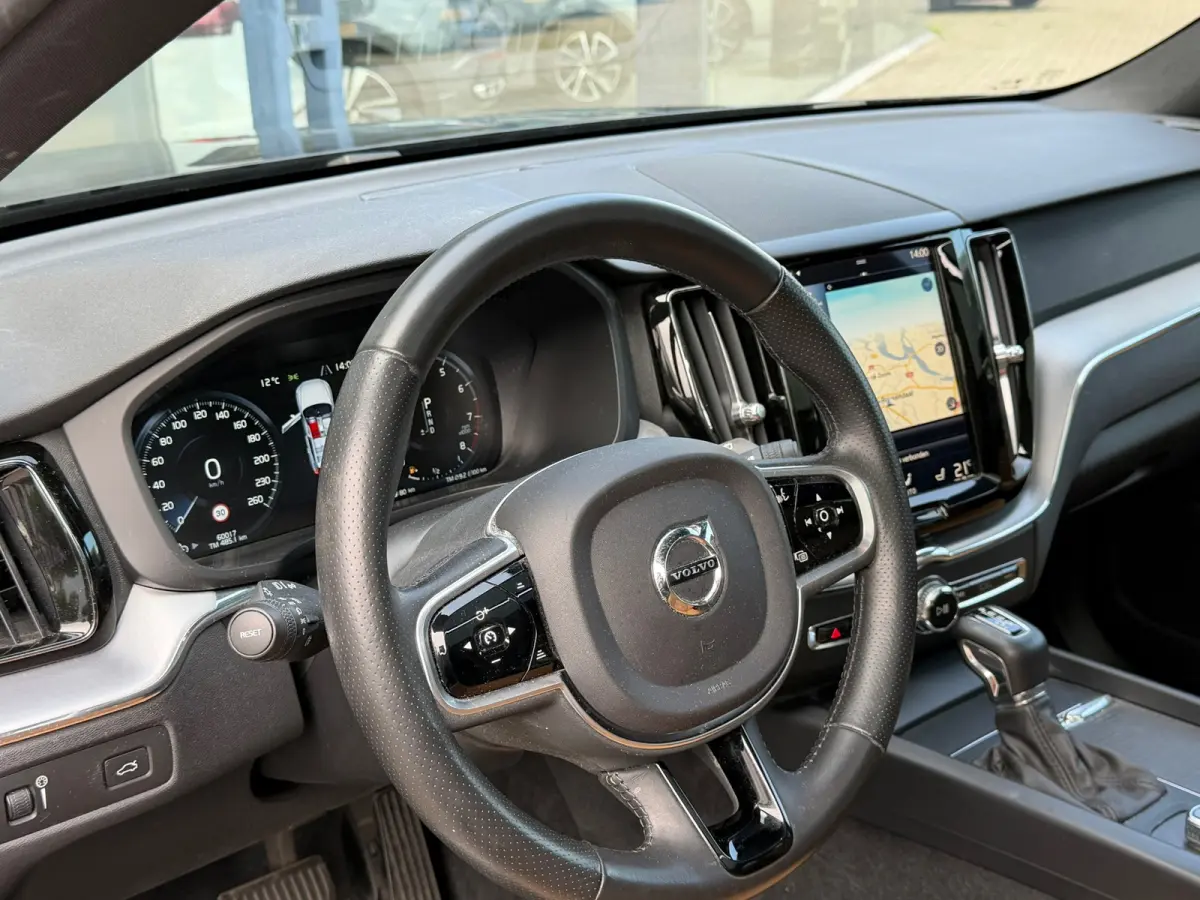 2.0 T5 AWD Momentum PANO/LEER/360 CAMERA