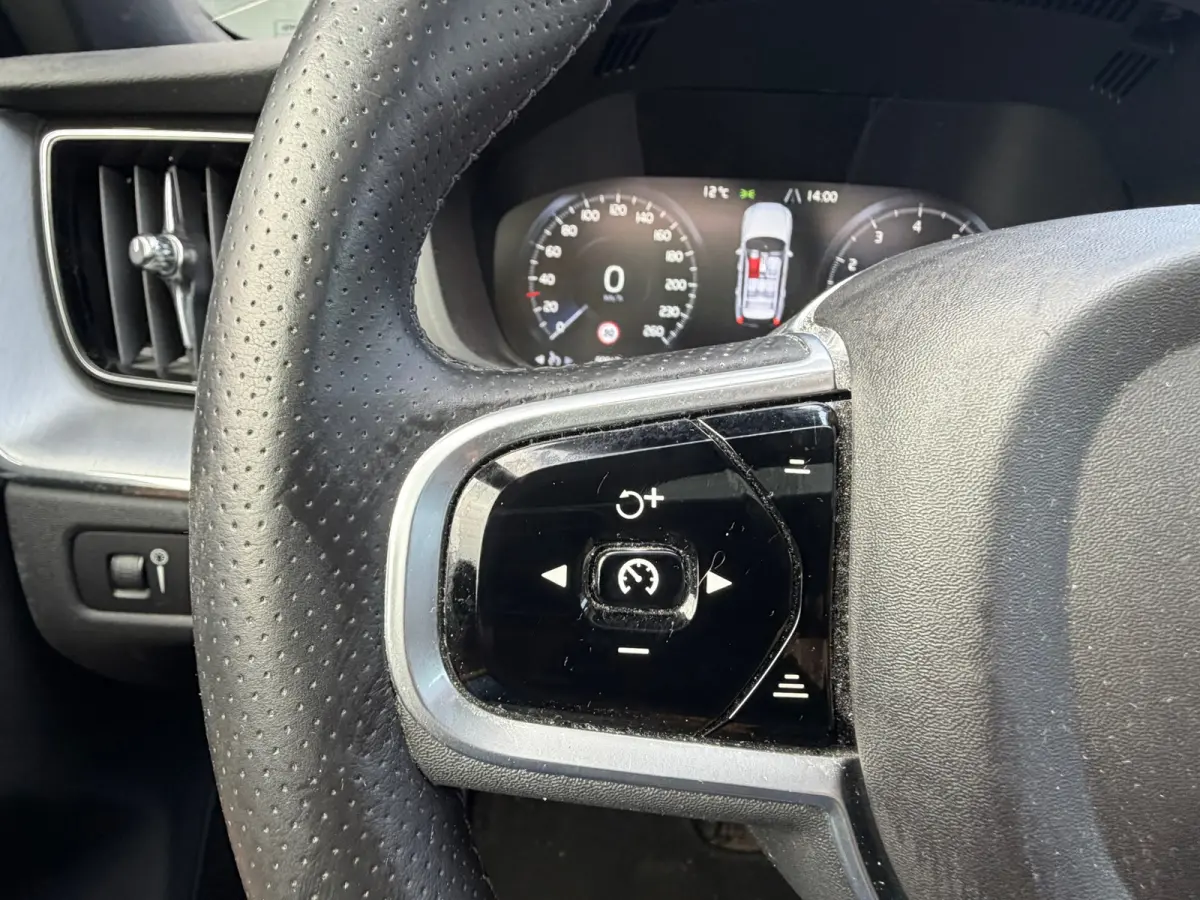 2.0 T5 AWD Momentum PANO/LEER/360 CAMERA