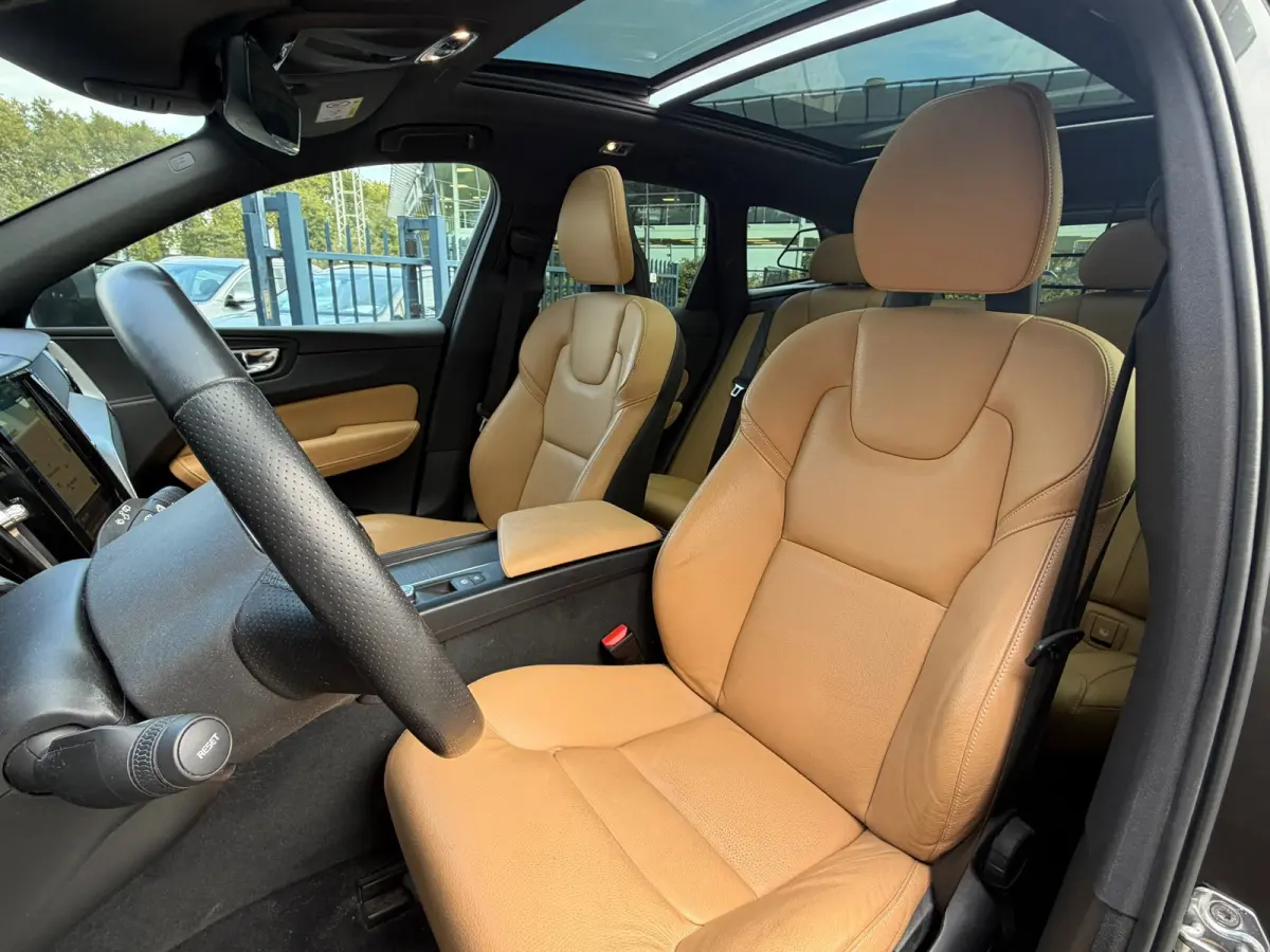 2.0 T5 AWD Momentum PANO/LEER/360 CAMERA