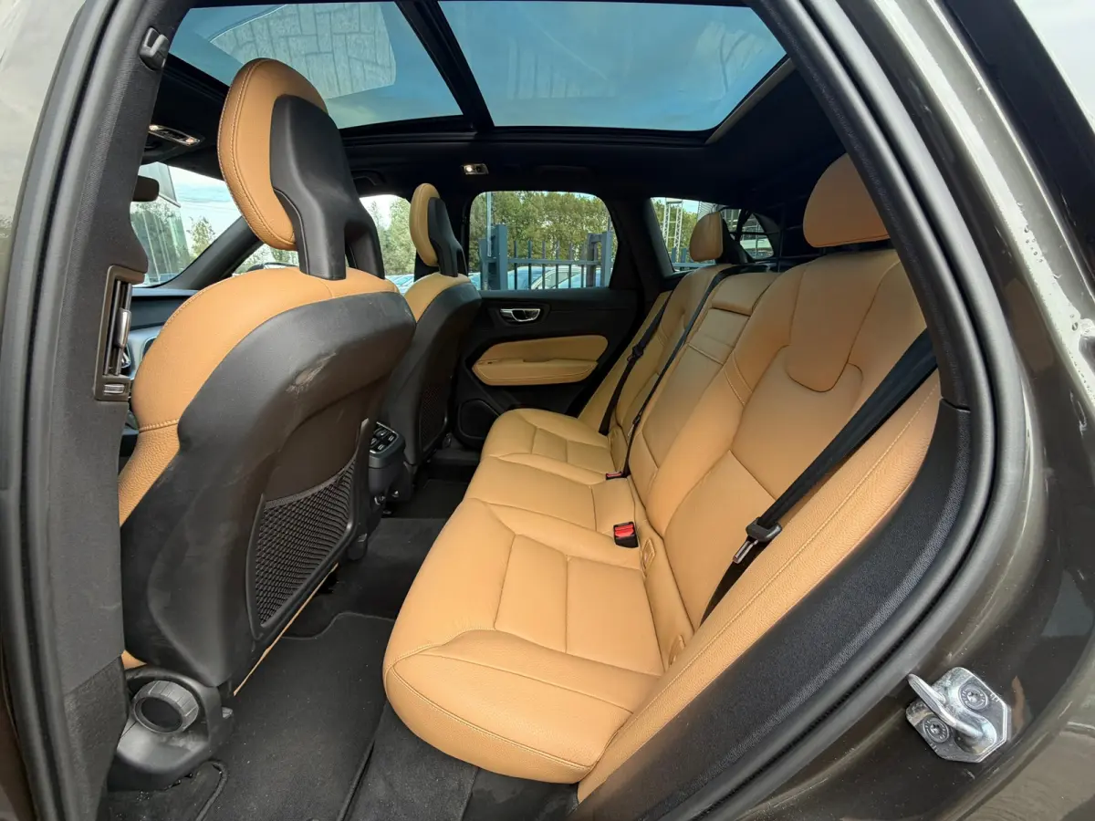 2.0 T5 AWD Momentum PANO/LEER/360 CAMERA