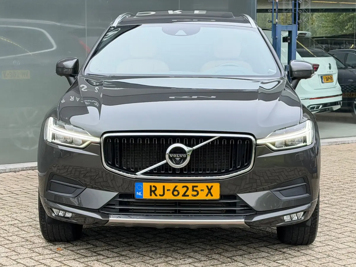 2.0 T5 AWD Momentum PANO/LEER/360 CAMERA