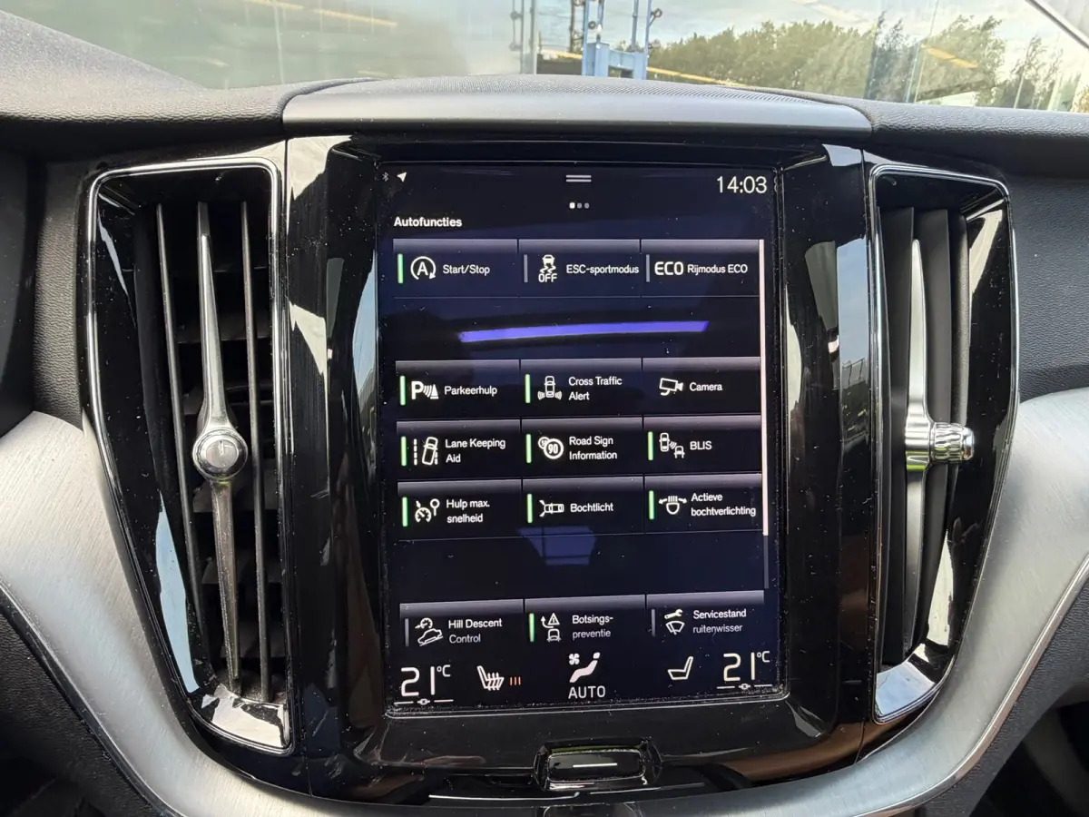 2.0 T5 AWD Momentum PANO/LEER/360 CAMERA