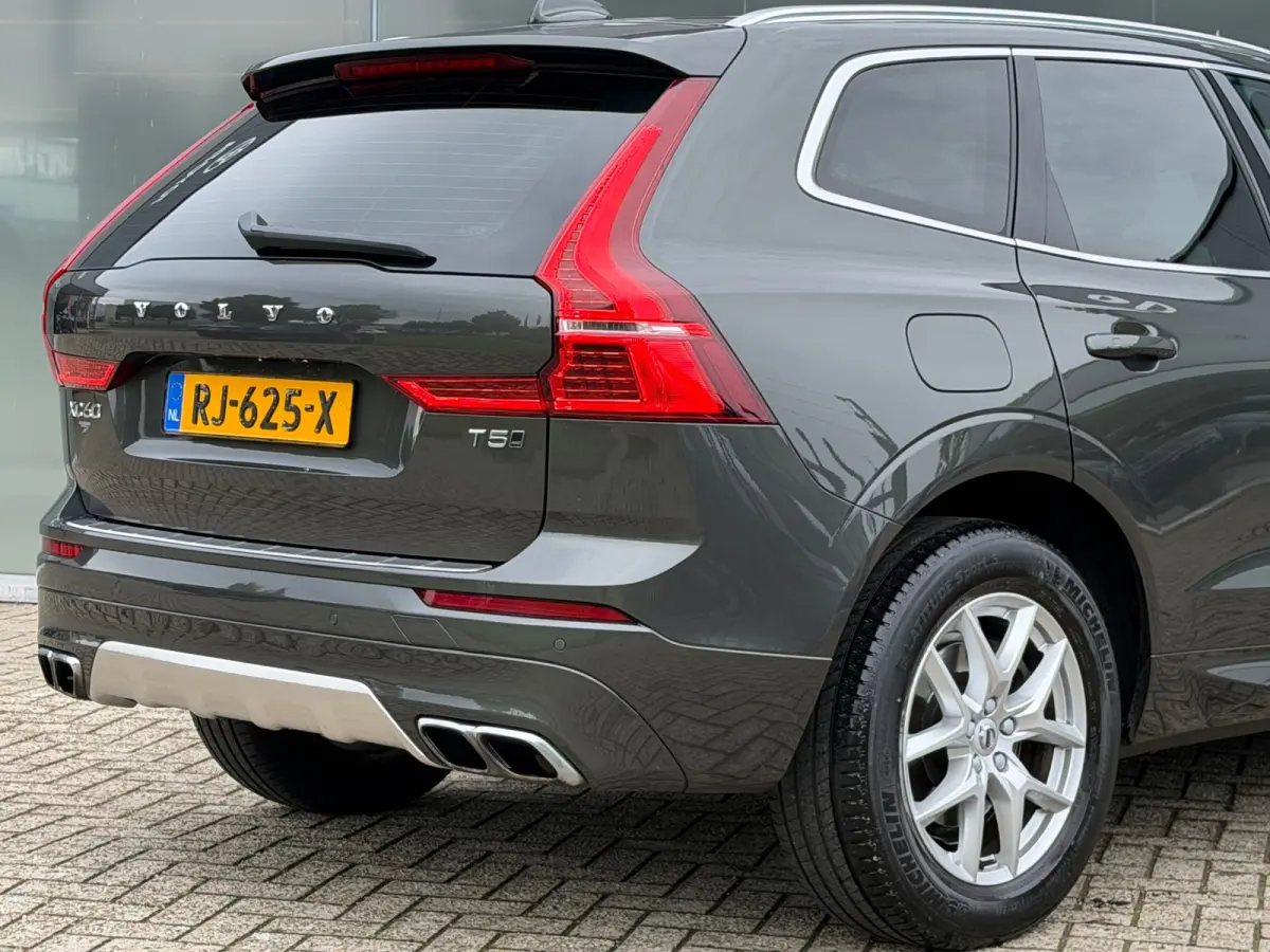 2.0 T5 AWD Momentum PANO/LEER/360 CAMERA