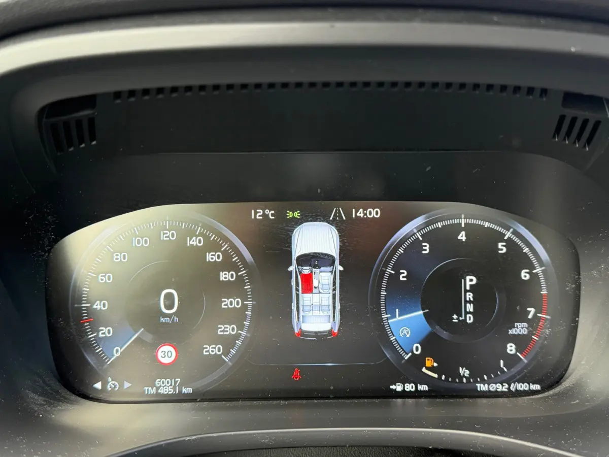 2.0 T5 AWD Momentum PANO/LEER/360 CAMERA