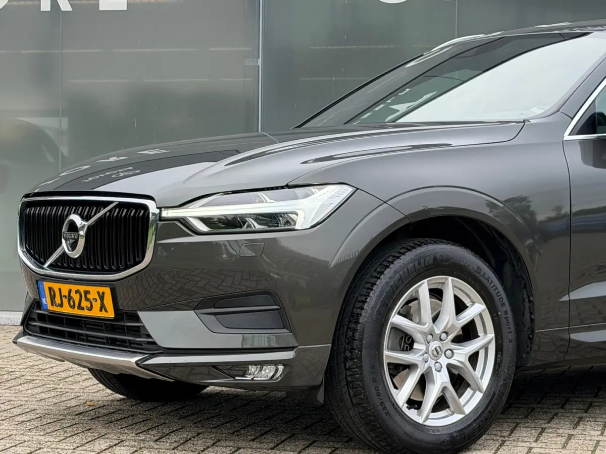 2.0 T5 AWD Momentum PANO/LEER/360 CAMERA