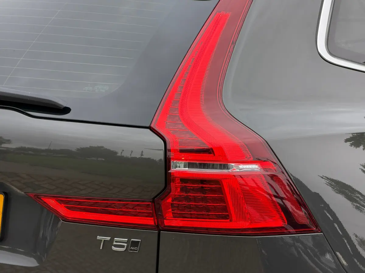 2.0 T5 AWD Momentum PANO/LEER/360 CAMERA