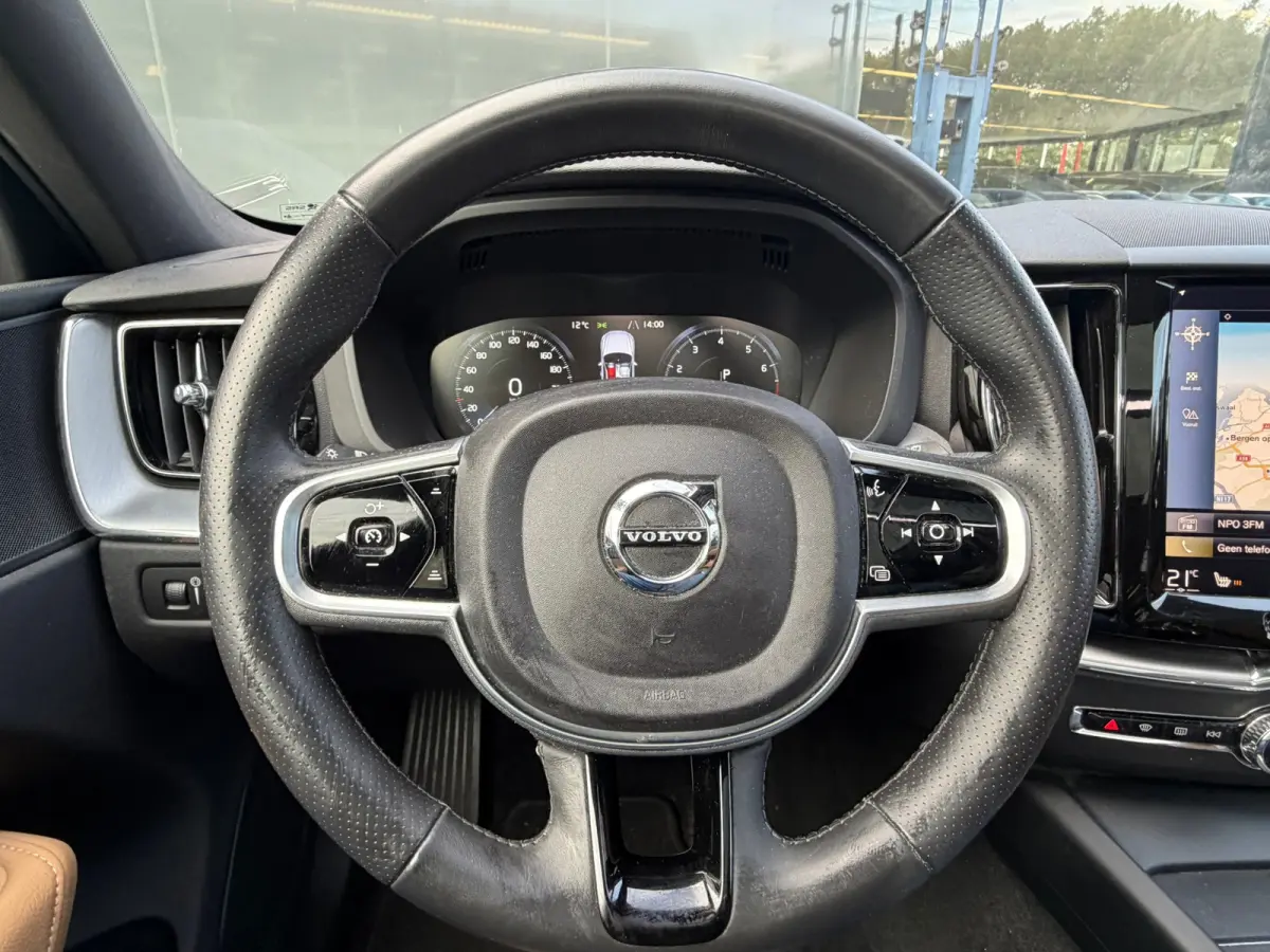 2.0 T5 AWD Momentum PANO/LEER/360 CAMERA