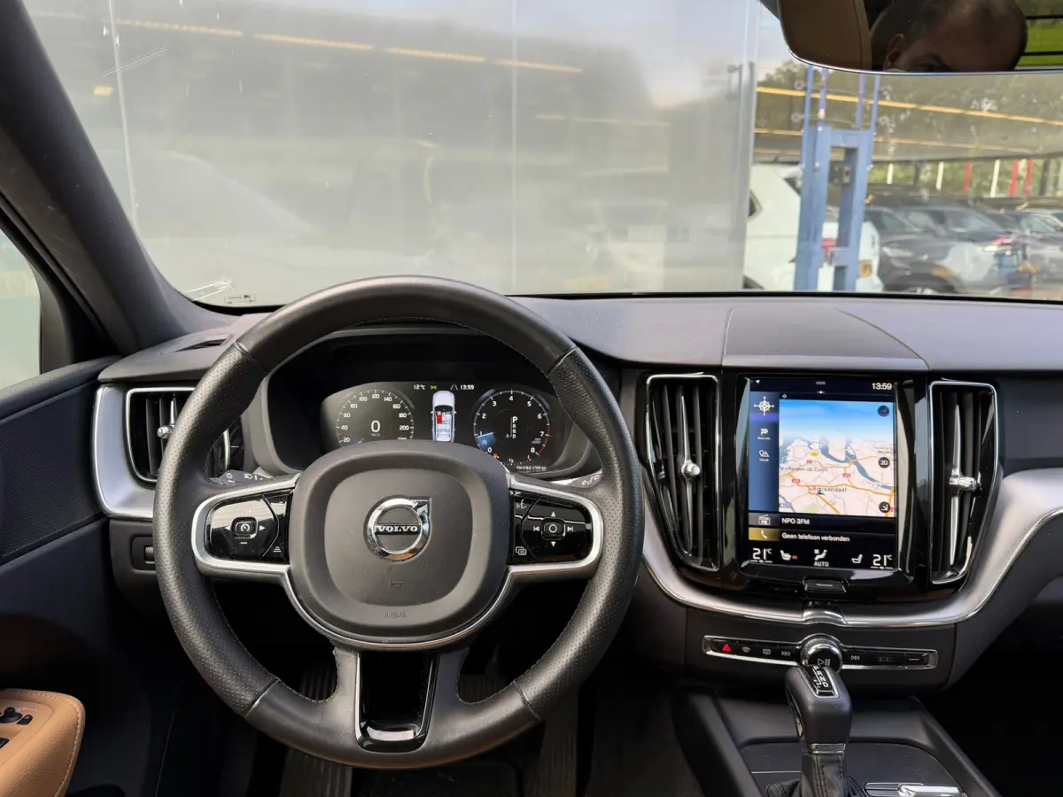 2.0 T5 AWD Momentum PANO/LEER/360 CAMERA