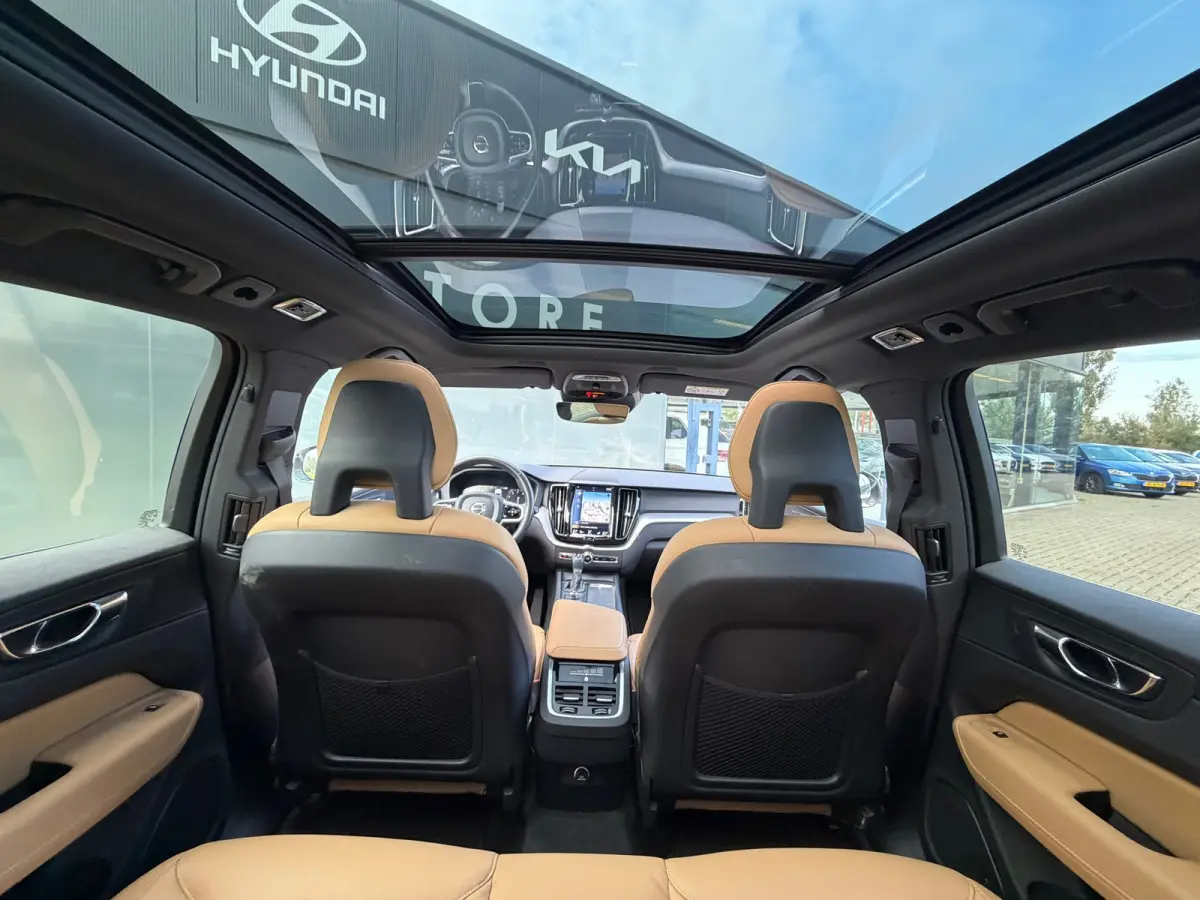 2.0 T5 AWD Momentum PANO/LEER/360 CAMERA