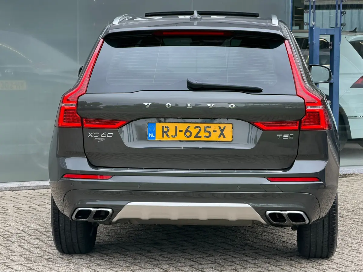 2.0 T5 AWD Momentum PANO/LEER/360 CAMERA
