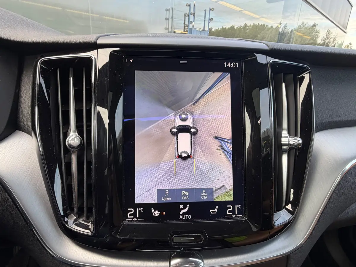 2.0 T5 AWD Momentum PANO/LEER/360 CAMERA
