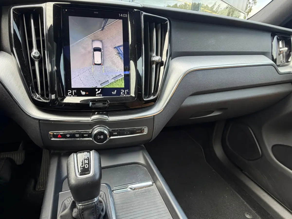 2.0 T5 AWD Momentum PANO/LEER/360 CAMERA