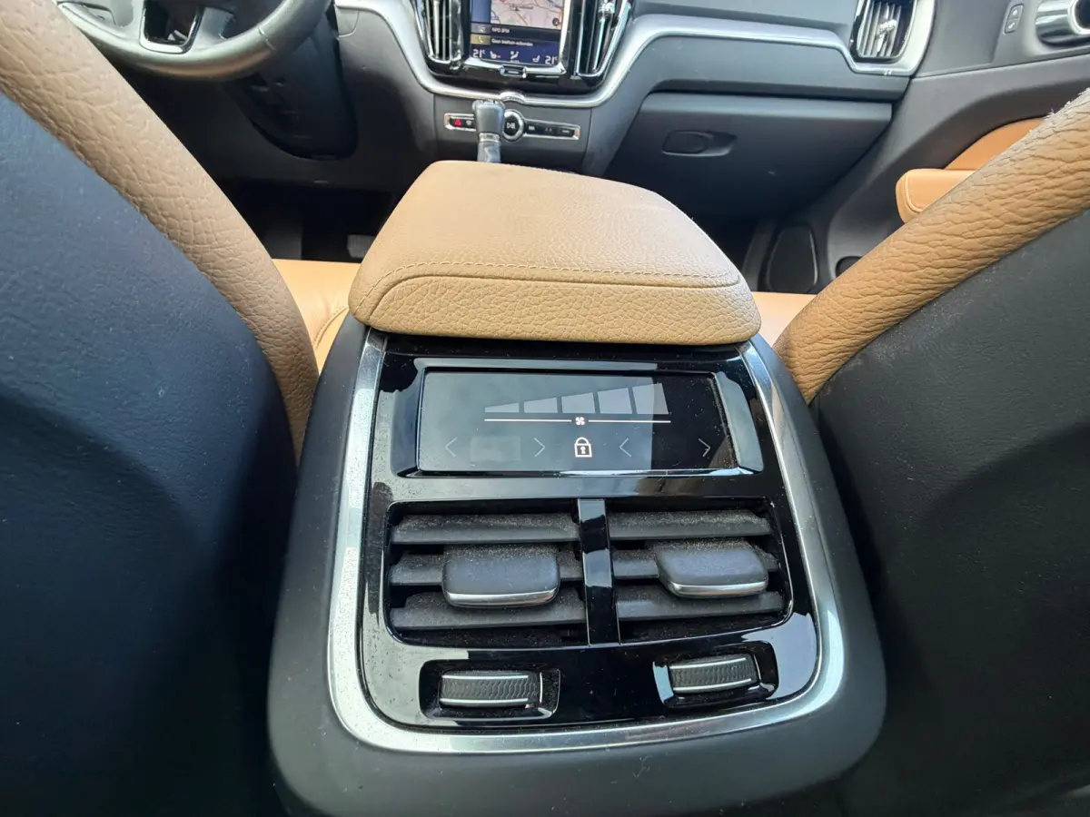 2.0 T5 AWD Momentum PANO/LEER/360 CAMERA